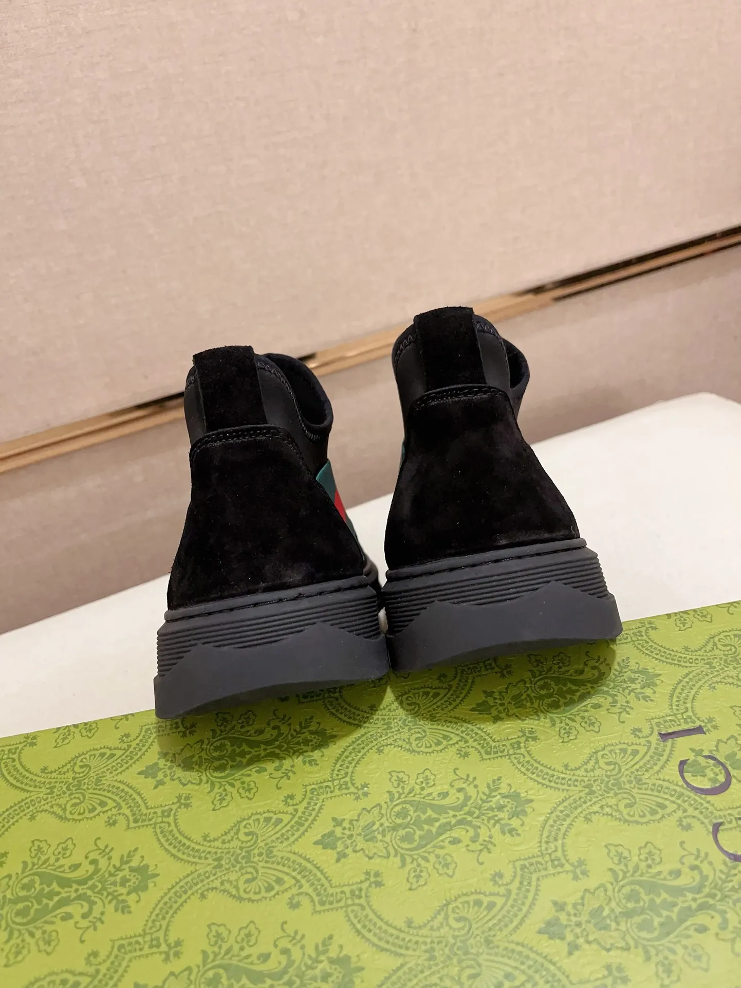 Factory price 480💰 (sheepskin lining * velvet lining optional! Can be made without label) High-quality new GUCCI (Gucci) counters will be launched simultaneously. The new men's shoes and 😘fabric are made of high-tech glue-spraying technology. Lining: sheepskin lining* velvet lining. 👍🏿 High-end ☄️ air-cushion molded anti-slip rubber outsole, exquisite lines, simple and elegant, comfortable and high-end for leisure travel. Code number: 38 to 44 (45 can be customized and cannot be returned or exchanged)